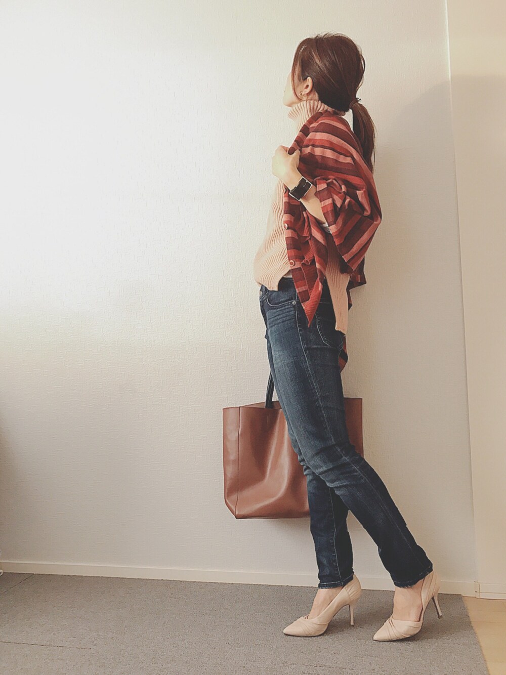 ピンク系のニット/セーター、グレー系のパンプス、ブラウン系のトートバッグを着用したレディースの秋コーディネートの1枚目の写真
