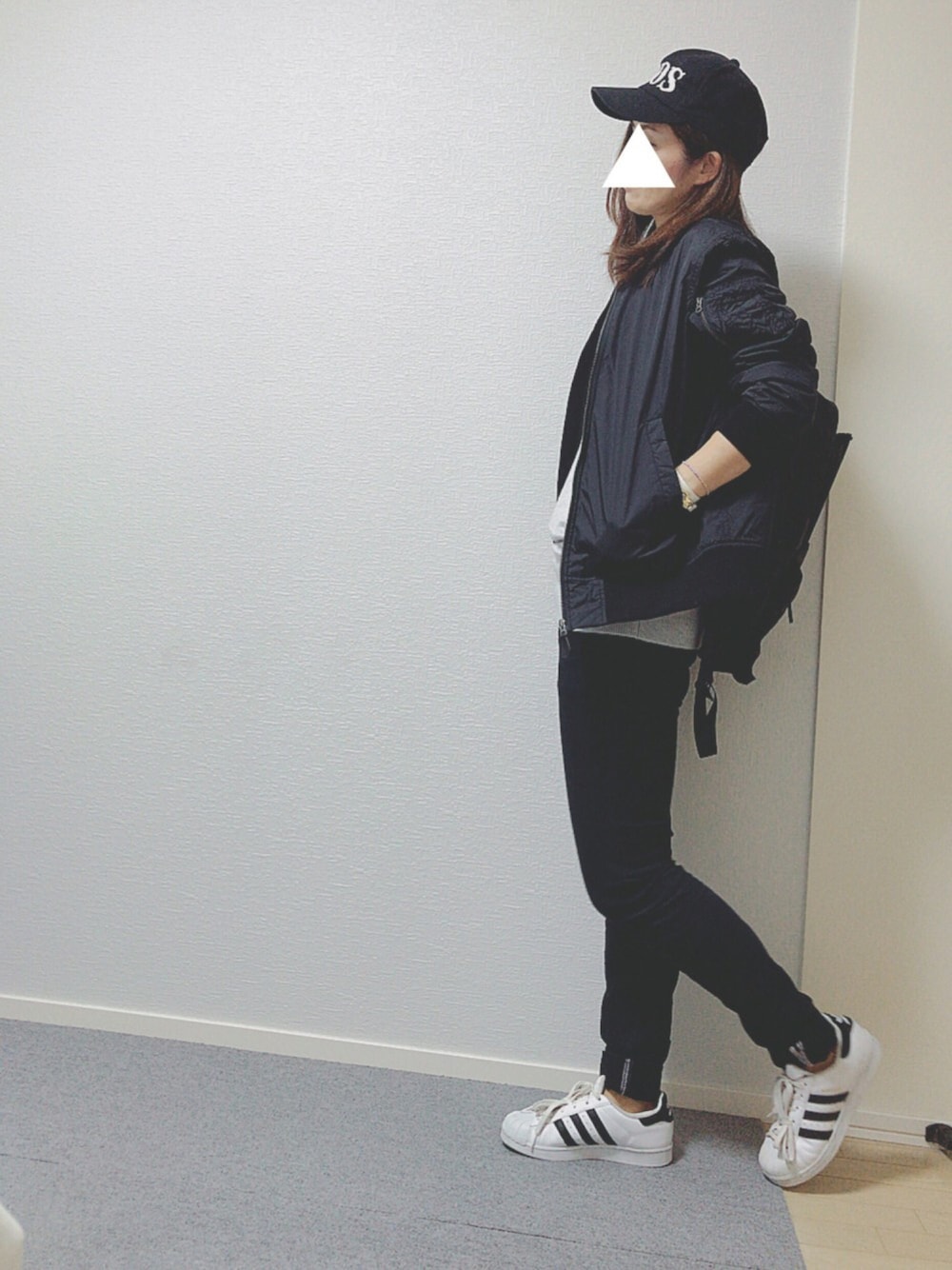 ブラック系のジャケット/アウター、グレー系のワンピース、ブラック系のデニムパンツを着用したレディースの秋コーディネートの1枚目の写真