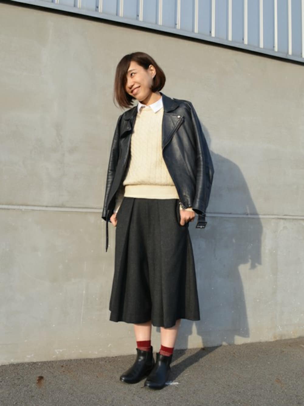 「ニット、ライダースジャケット、サイドゴアブーツ、シャツイン、靴下コーデ、肩掛けコーデ、プリーツパンツ」｜「LUCA/LADY LUCK LUCAのLC/LLL ヘリンボーンプリーツPT（その他パンツ、ブラック系）」を使った、IKOMAさん（レディース・160cm）の冬コーディネートの1枚目の写真