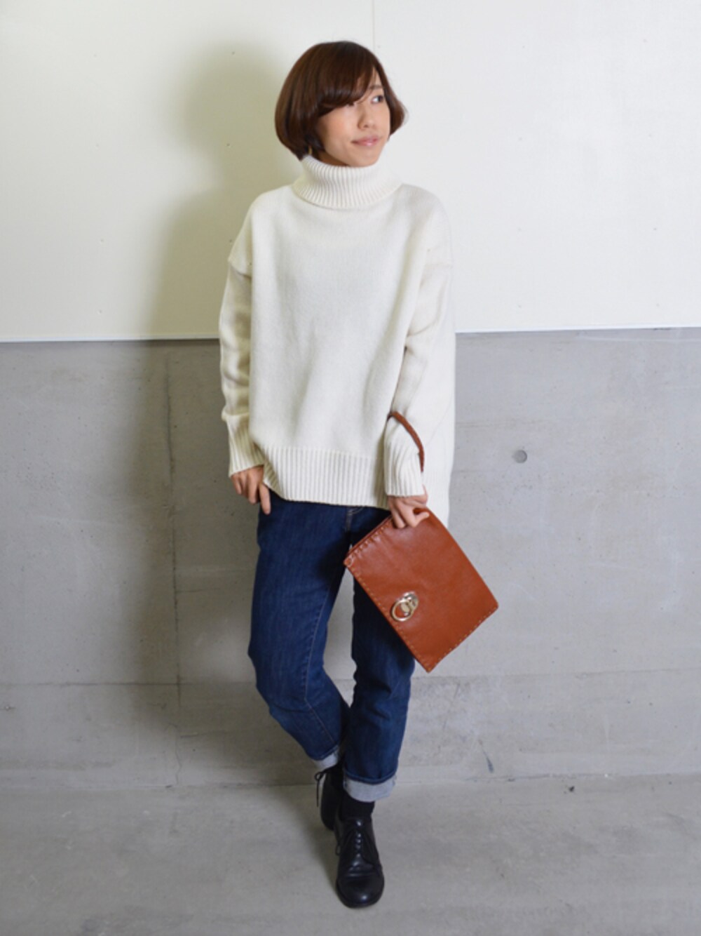 「クラッチバッグ、レースアップシューズ、タートルネックニット、LUCA、キャメルバッグ、SACRAMENT FIG」｜「LUCA/LADY LUCK LUCAのSACRAMENT FIG サクラメントフィグ ３G天竺タートルネック（ニット/セーター、ホワイト系）」を使った、IKOMAさん（レディース・160cm）の秋コーディネートの1枚目の写真