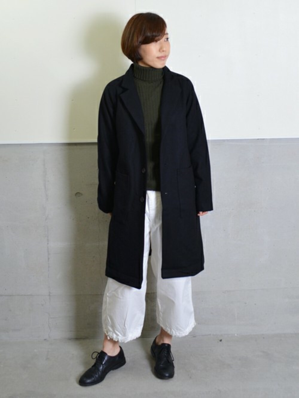 「チェスターコート、レースアップシューズ、チノパンツ、タートルネックニット、リブニット、master&co、LUCA、SACRAMENT FIG、LUCA / LADY LUCK LUCA」｜「LUCAのEpice エピス 太リブタートルニット（ニット/セーター、グリーン系）」を使った、IKOMAさん（レディース・160cm）の秋コーディネートの1枚目の写真