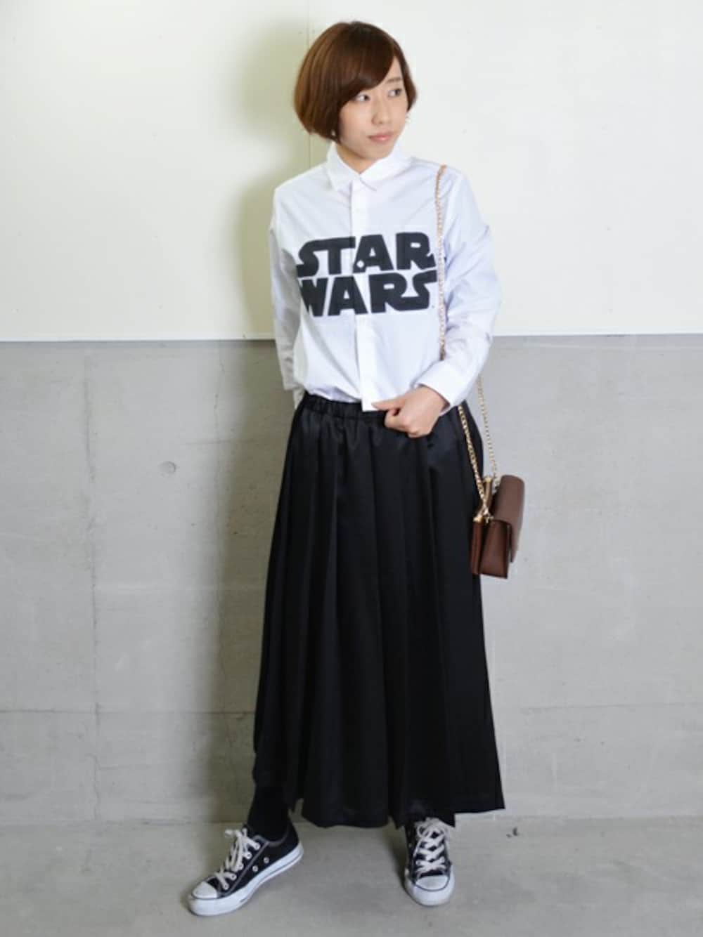 「スニーカー、白シャツ、モノトーン、マキシスカート、STAR WARS、チェーンバッグ、ブラック×ホワイト、LUCA、SACRAMENT FIG」｜「LUCA/LADY LUCK LUCAのSACRAMENT FIG サクラメントフィグ STAR WARSプリントシャツ（シャツ/ブラウス、ホワイト系）」を使った、IKOMAさん（レディース・160cm）の冬コーディネートの1枚目の写真