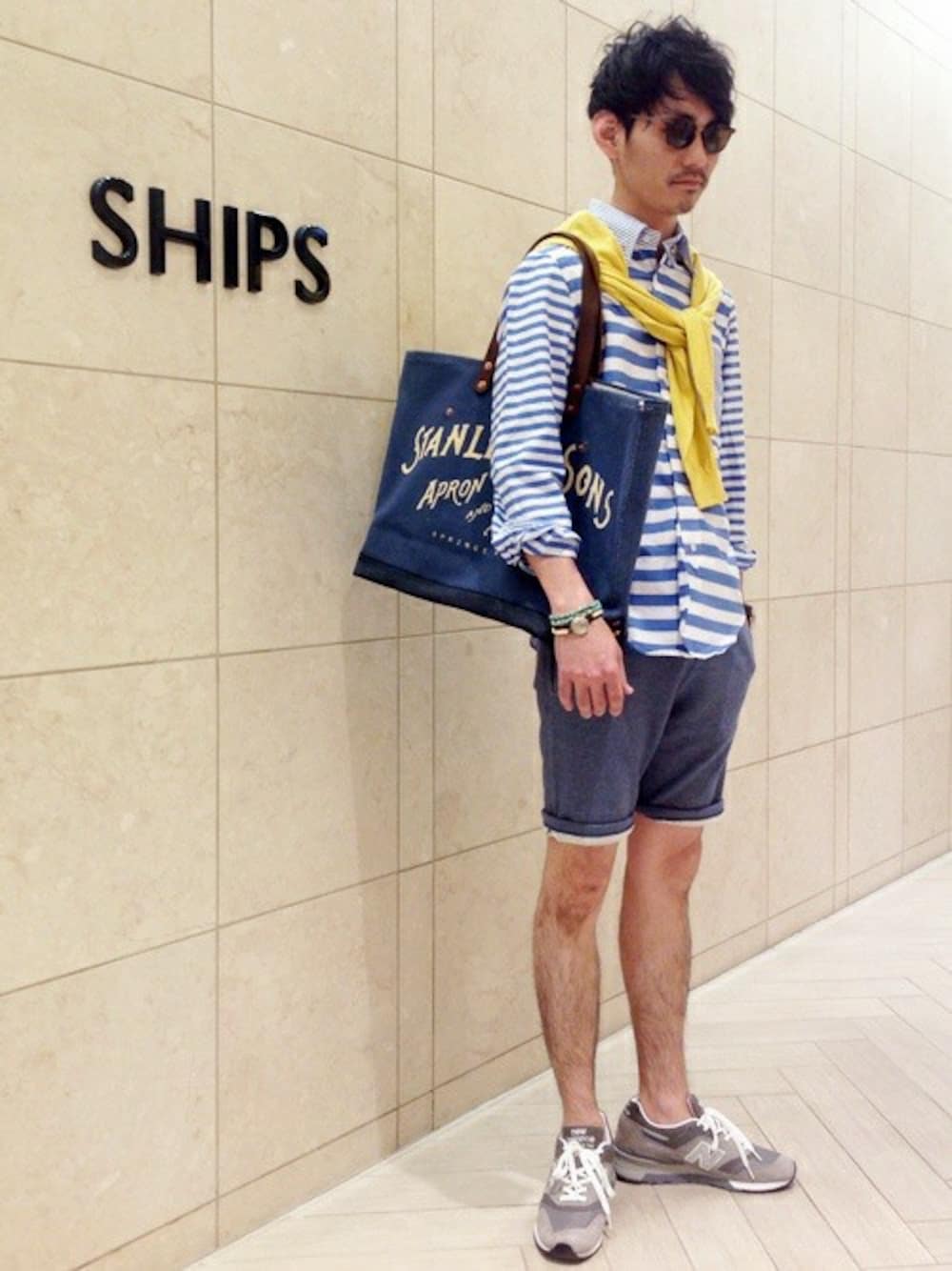 ブルー系のシャツ/ブラウス、ブルー系のその他パンツ、グレー系のスニーカーを着用したメンズの春コーディネートの1枚目の写真