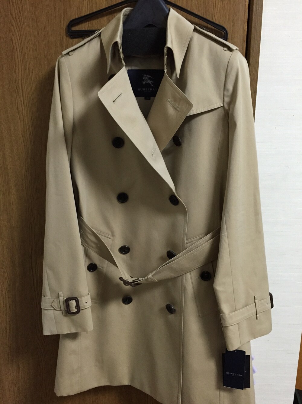 「トレンチコート、バーバリー」｜「BURBERRYのアイテム（トレンチコート、ベージュ系）」を使った、まつきさん（レディース・155cm）の冬コーディネートの1枚目の写真