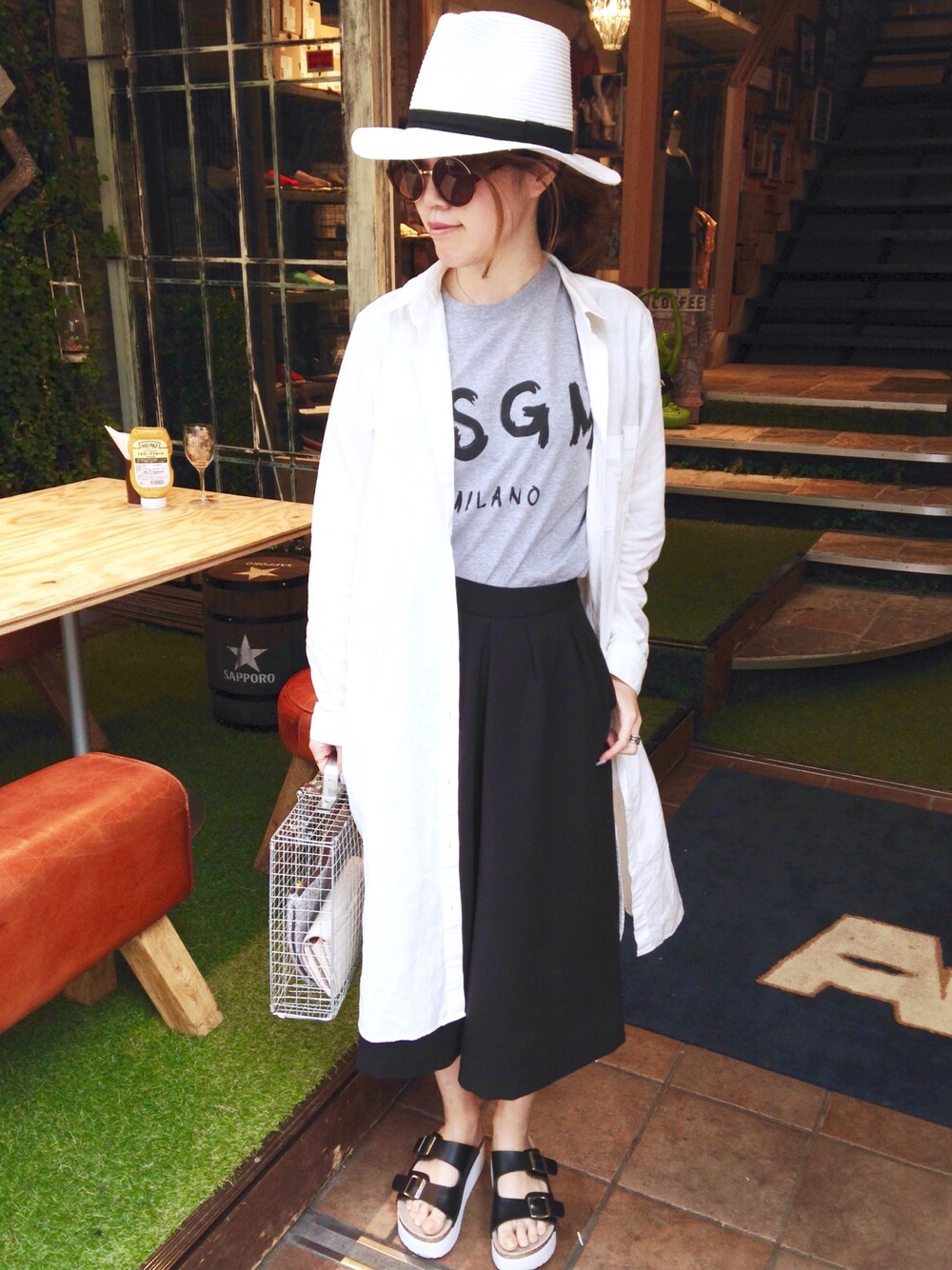 「シンプル、ロゴT、MSGM、ロングシャツ、ハット、サングラス、ガウチョパンツ、ビリオネア・ボーイズ・クラブ(Billionaire Boys Club)、厚底サンダル」｜「MSGMのアイテム（Tシャツ/カットソー、グレー系）」を使った、ギズモーズさん（レディース・158cm）の春コーディネートの1枚目の写真
