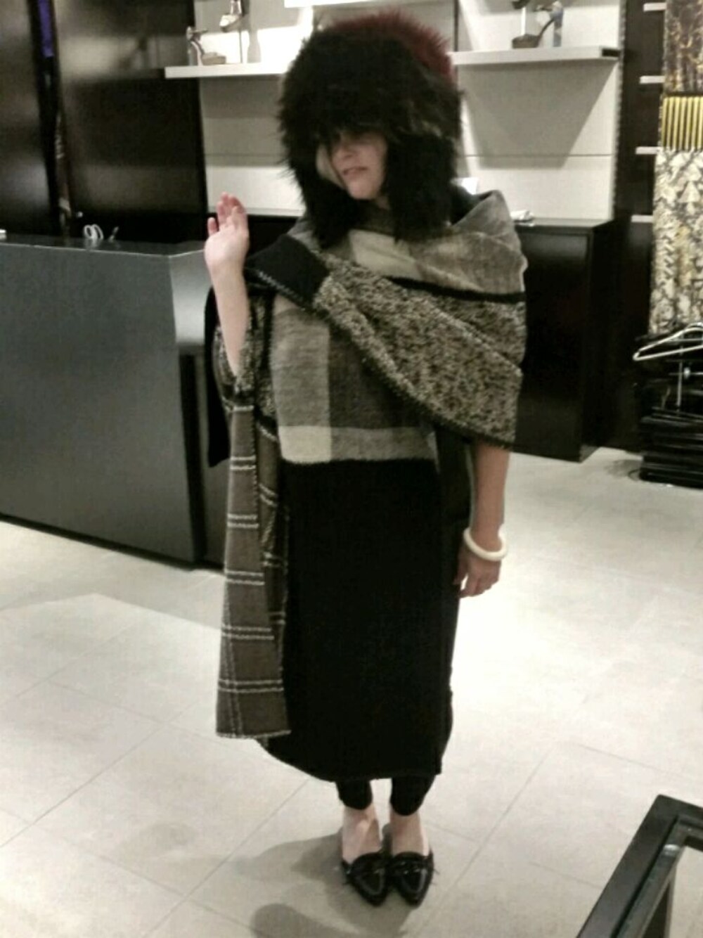 「sweater、streetstyle、street、blanket scarf、fur hat、fur、gypsy、bohochic、BOHOSTYLE、boho」｜「ETROのアイテム（ハット、ブラウン系）」を使った、semiadvancedstyleさん（レディース・165cm）の秋コーディネートの1枚目の写真