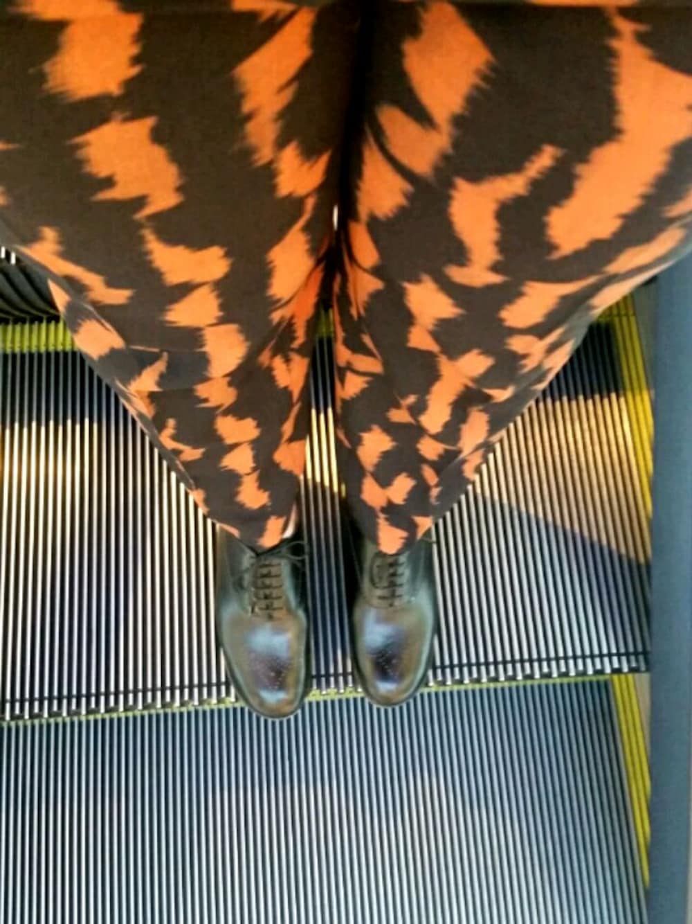 「fall、streetstyle、ootd、Pants style」｜「ETROのアイテム（スラックス、ブラック系）」を使った、semiadvancedstyleさん（レディース・165cm）の秋コーディネートの1枚目の写真