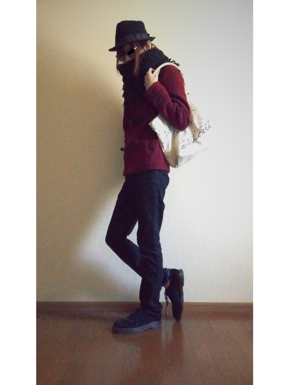 ブラック系のドレスシューズ、ブラック系のその他パンツ、レッド系のダッフルコートを着用したメンズの冬コーディネートの1枚目の写真