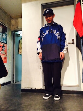 「TOMMY HILFIGER（トミーヒルフィガー）のアイテム（ナイロンジャケット）」を使った、Shibuya"T" OLD POSTさん（メンズ・165cm）の秋コーディネート