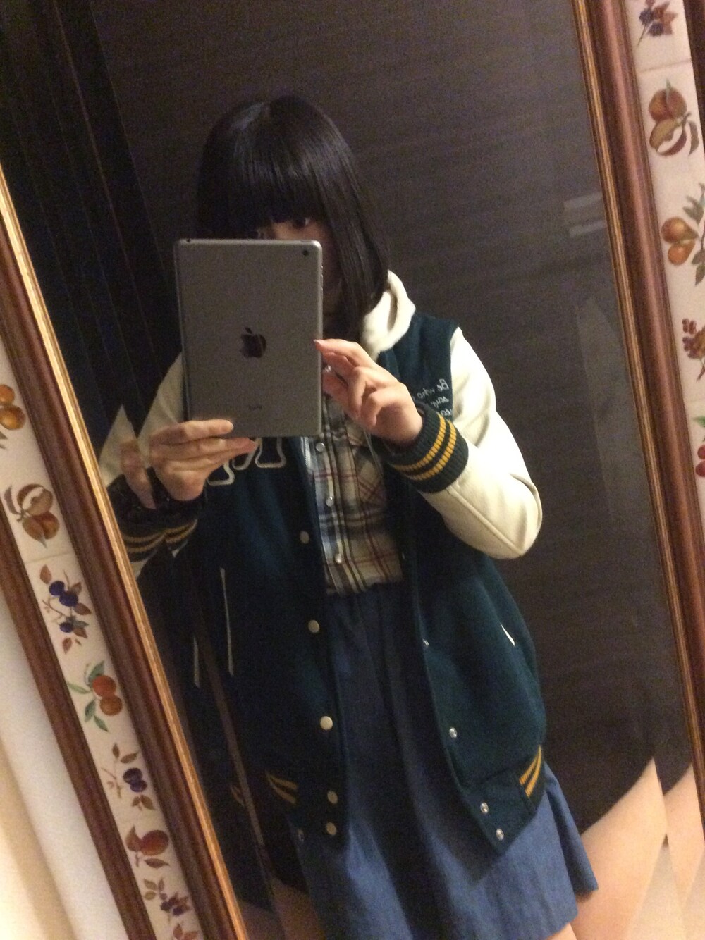 「チェックシャツ、デニムスカート、スタジャン、LIVE」｜「179/WG NICOLE CLUBのアイテム（スタジャン、グリーン系）」を使った、こけし(もうこけしじゃないけど)さん（レディース・159cm）の春コーディネートの1枚目の写真
