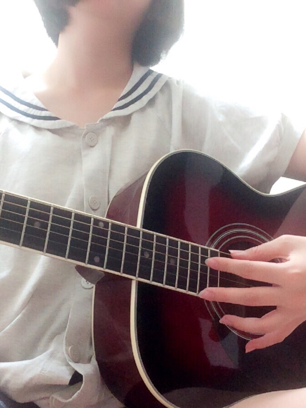 ベージュ系のトップス、レッド系の音楽/本・雑誌を着用したレディースの夏コーディネートの1枚目の写真