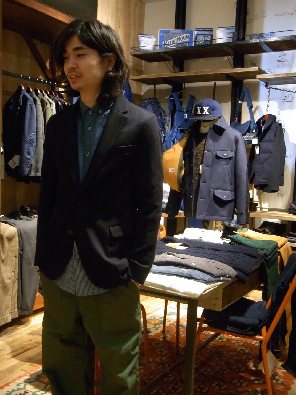 「ファティーグパンツ、ワイドパンツ、テーラードジャケット、インディゴシャツ」｜「BLUE BLUEのアイテム（シャツ/ブラウス、ブルー系）」を使った、sunhouse神南さん（メンズ・175cm）の冬コーディネートの1枚目の写真