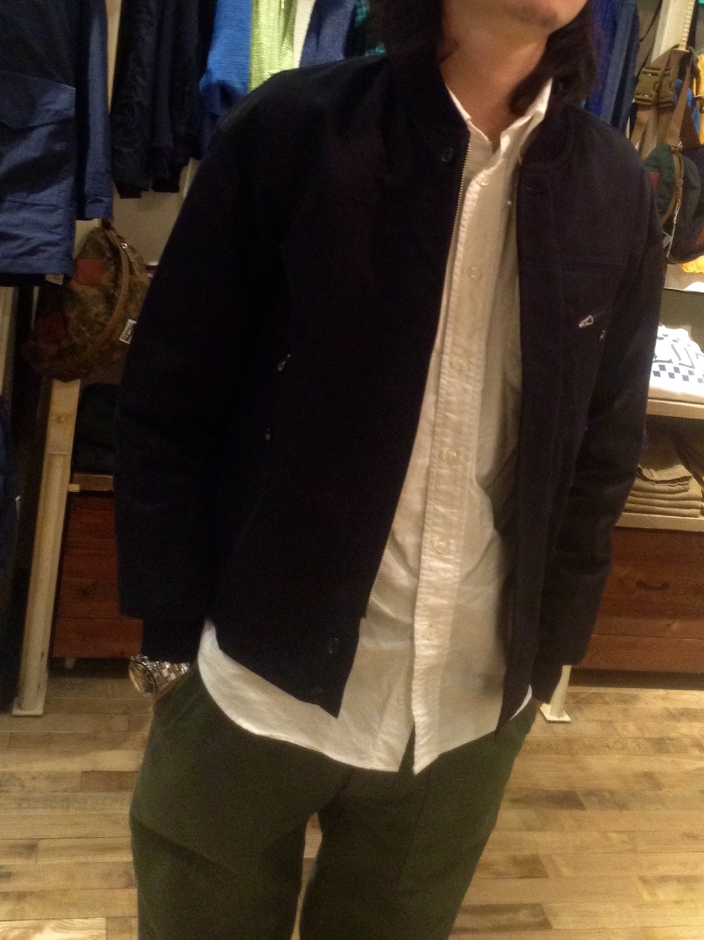 ブルー系のミリタリージャケットを着用したメンズの冬コーディネートの1枚目の写真