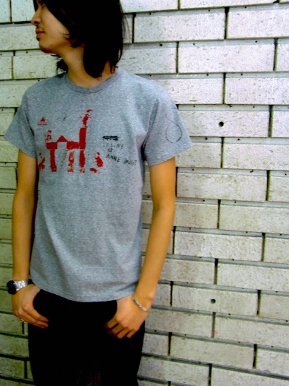 「落書き、2015ss、夏コーデ、ハリラン」｜「HOLLYWOOD RANCH MARKETのアイテム（Tシャツ/カットソー、グレー系）」を使った、sunhouse神南さん（メンズ・175cm）の冬コーディネートの1枚目の写真