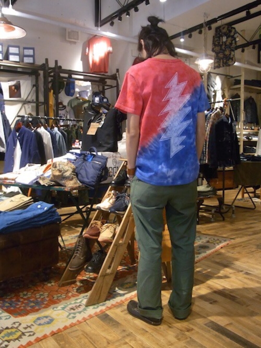 「タイダイ、ツートーン」｜「BURGUS PLUSのアイテム（Tシャツ/カットソー、ピンク系）」を使った、sunhouse神南さん（メンズ・175cm）の春コーディネートの1枚目の写真