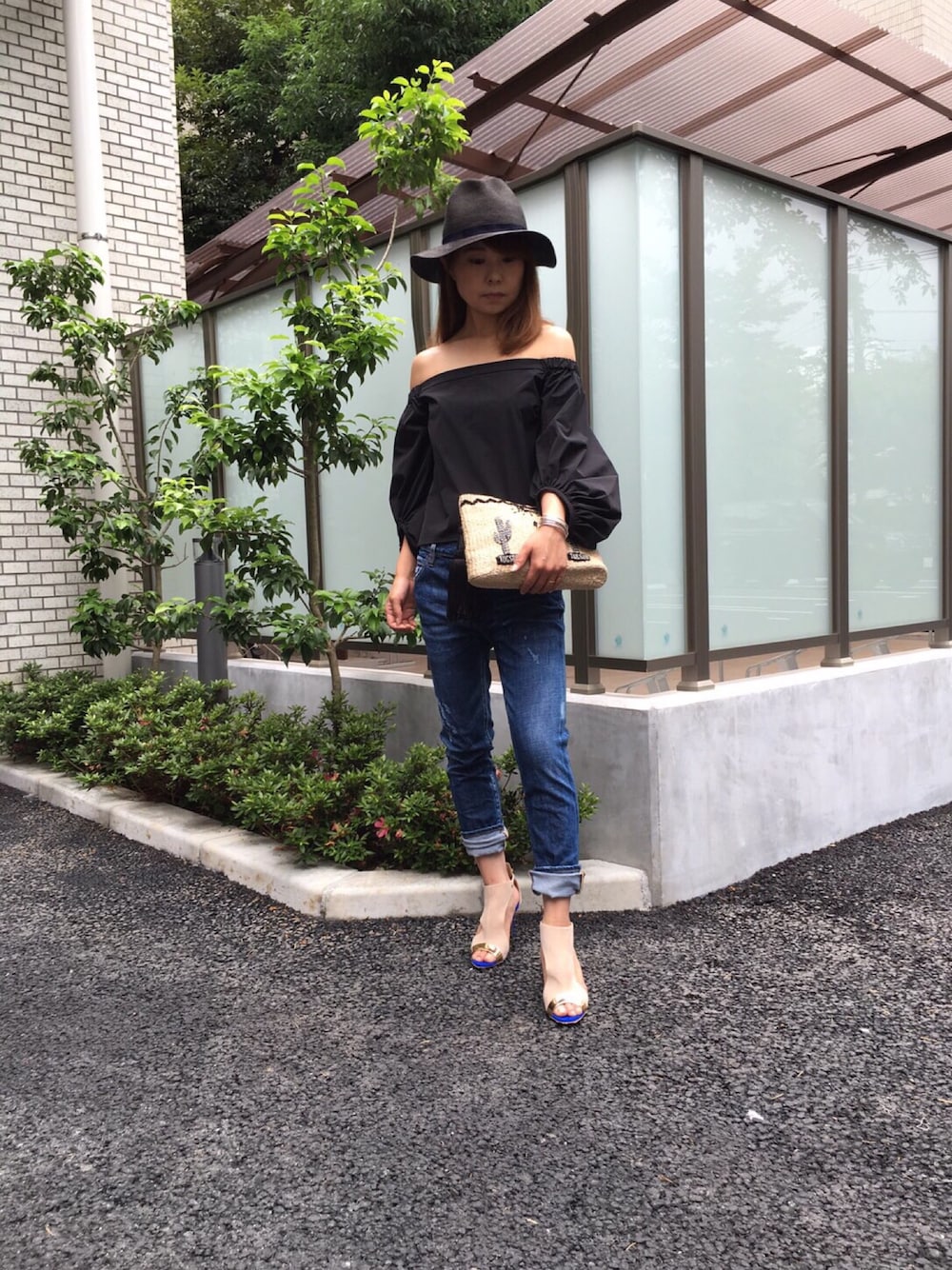 「ELIN、オフショルダー、summer、デニムパンツ、クラッチバッグ、Giuseppe Zanotti」｜「ELINのアイテム（シャツ/ブラウス、ブラック系）」を使った、ちかさん（レディース・156cm）の夏コーディネートの1枚目の写真