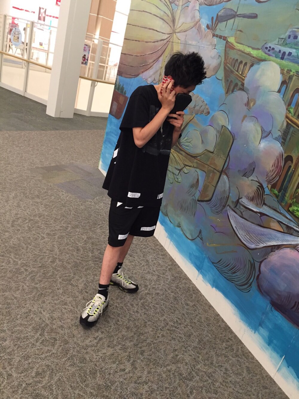 「高校生、シンプル、off white、夏、Tシャツ」｜「off whiteのアイテム（Tシャツ/カットソー、ブラック系）」を使った、ときさん（メンズ・173cm）の春コーディネートの1枚目の写真