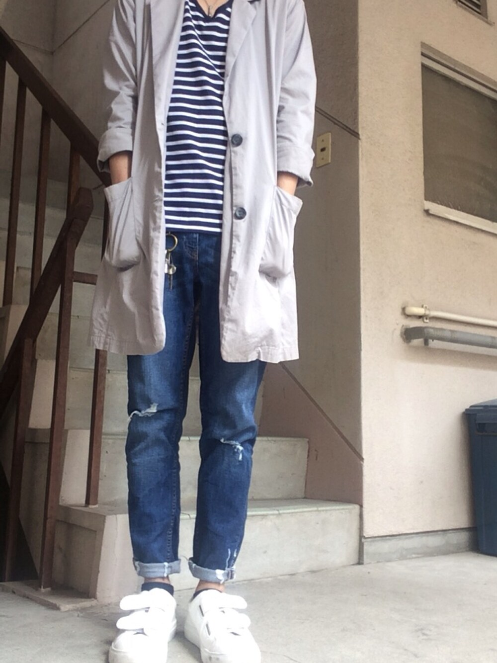 ホワイト系のスニーカー、ブルー系のパンツ、ブルー系のTシャツ/カットソーを着用したメンズの春コーディネートの1枚目の写真