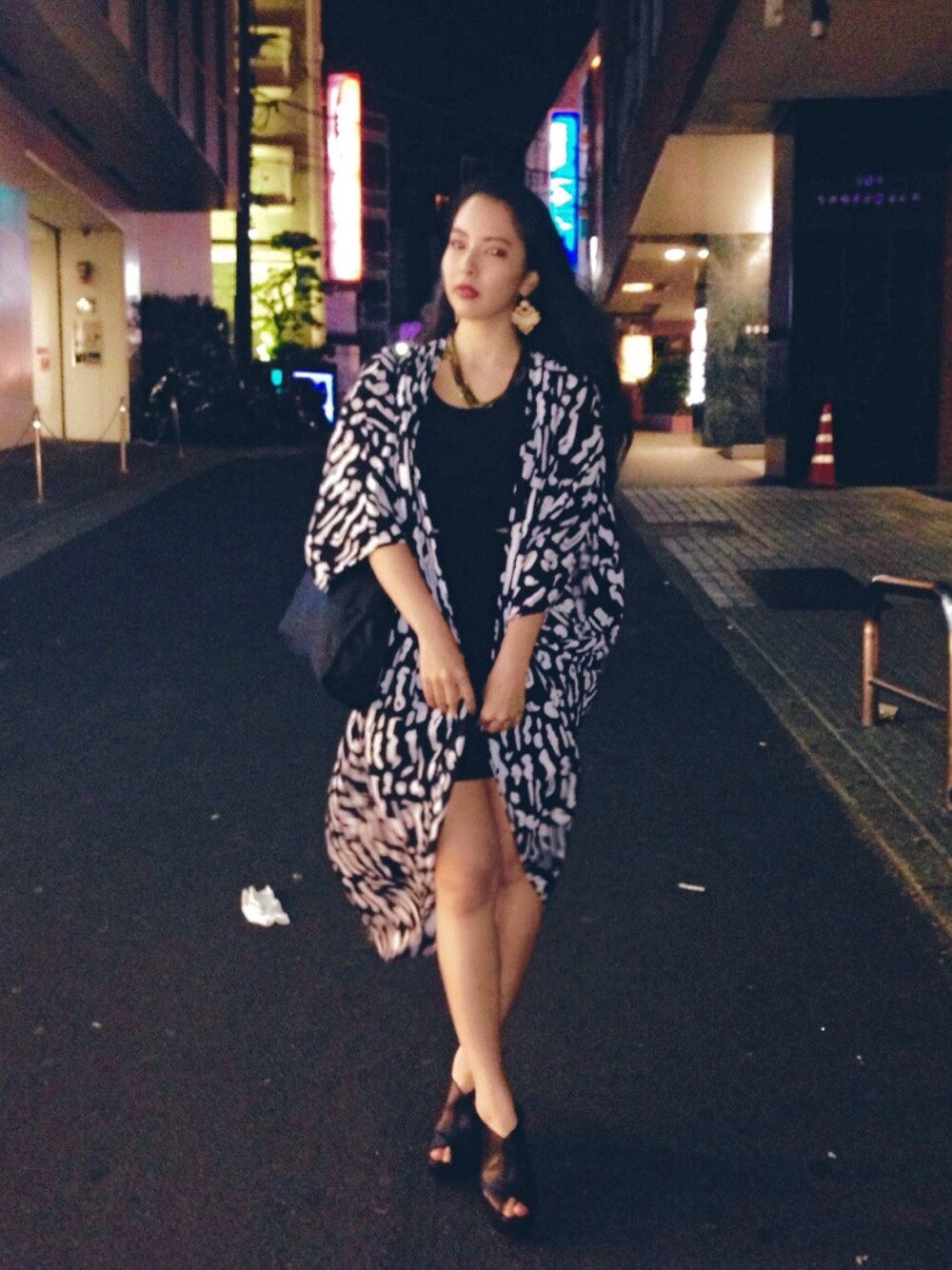 「MONKI、chanel、MOSCHINO、ブラック、モノクロ、モード、赤リップ、ワンピース、ヘソだし」｜「MOSCHINOのアイテム（ハンドバッグ、ブラック系）」を使った、Ai Inoueさん（レディース・160cm）の春コーディネートの1枚目の写真