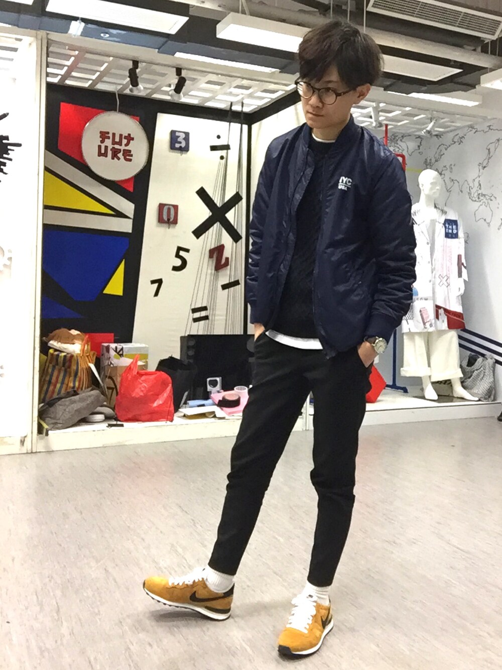 「NIKEのアイテム（スニーカー、オレンジ系）」を使った、TSYさん（レディース・170cm）の春コーディネートの1枚目の写真