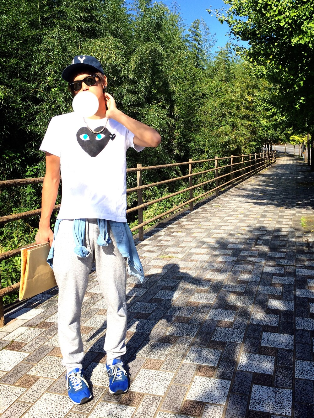 ホワイト系のTシャツ/カットソー、グレー系のその他パンツ、ブルー系のスニーカーを着用したメンズの秋コーディネートの1枚目の写真