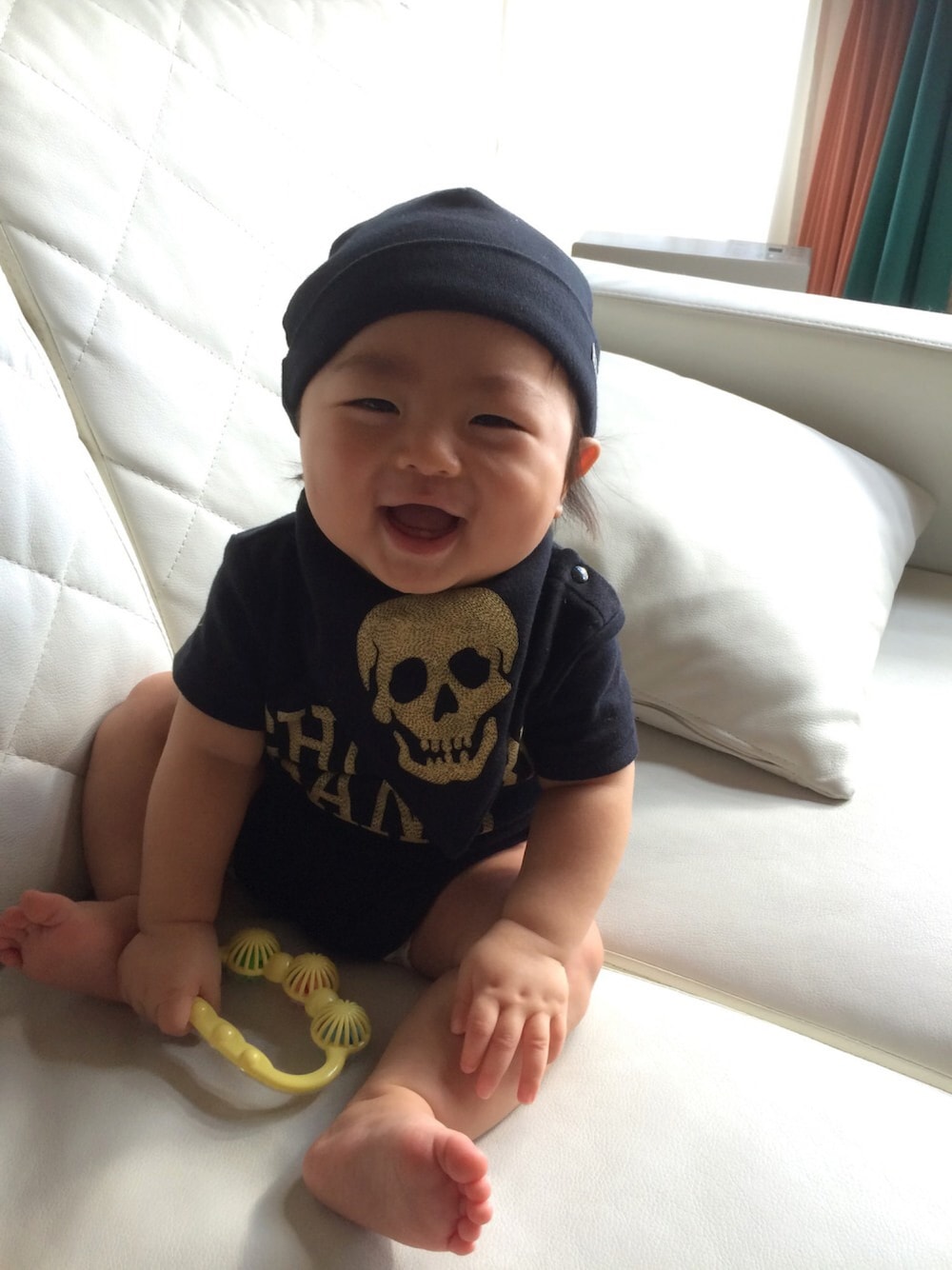 「スカル、ロック、楽チンコーデ」｜「CHUBBYGANGのロゴ＆スカルプリント BABY３点セット（ロンパース、ブラック系）」を使った、michiさん（キッズ・70cm）の春コーディネートの1枚目の写真