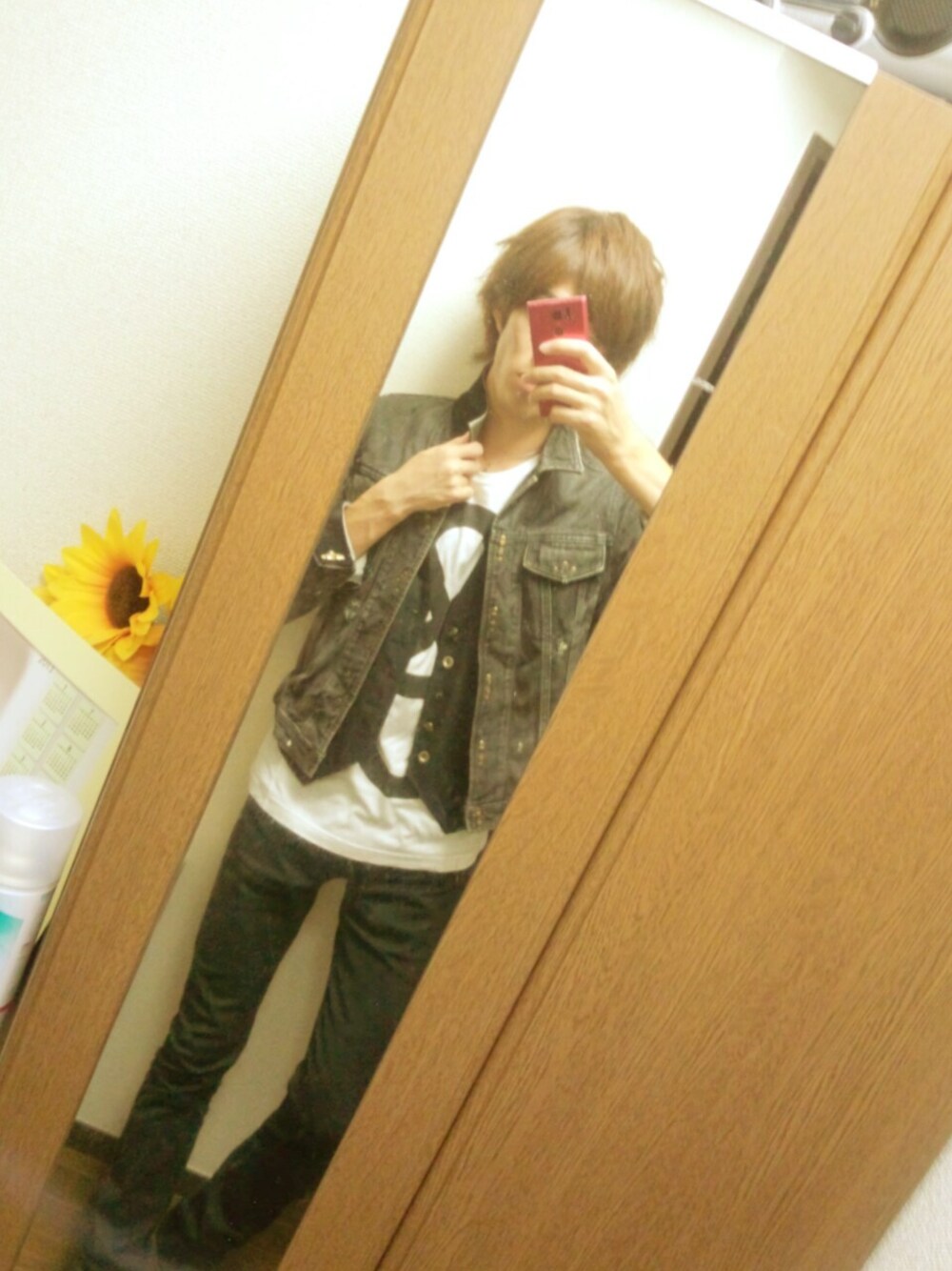 グレー系のデニムジャケット、ブラック系のベスト、ホワイト系のTシャツ/カットソーを着用したメンズの夏コーディネートの1枚目の写真