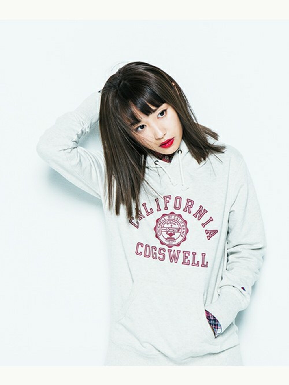 ホワイト系のパーカーを着用したレディースの冬コーディネートの1枚目の写真