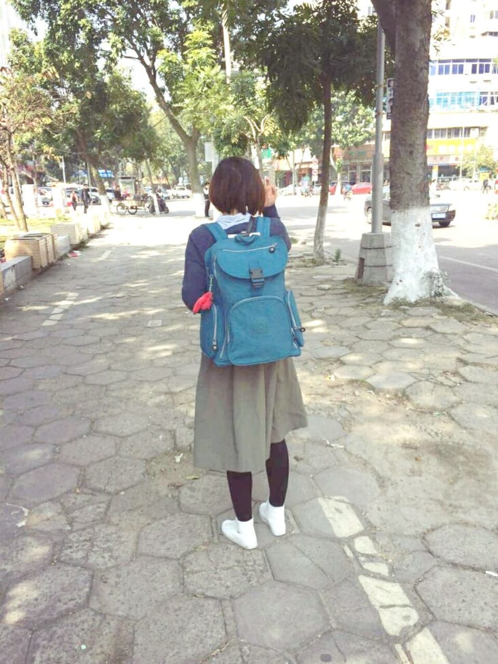 「business casual」｜「LACOSTEのアイテム（スニーカー、ホワイト系）」を使った、卓小咪mimiさん（レディース・162cm）の春コーディネートの1枚目の写真