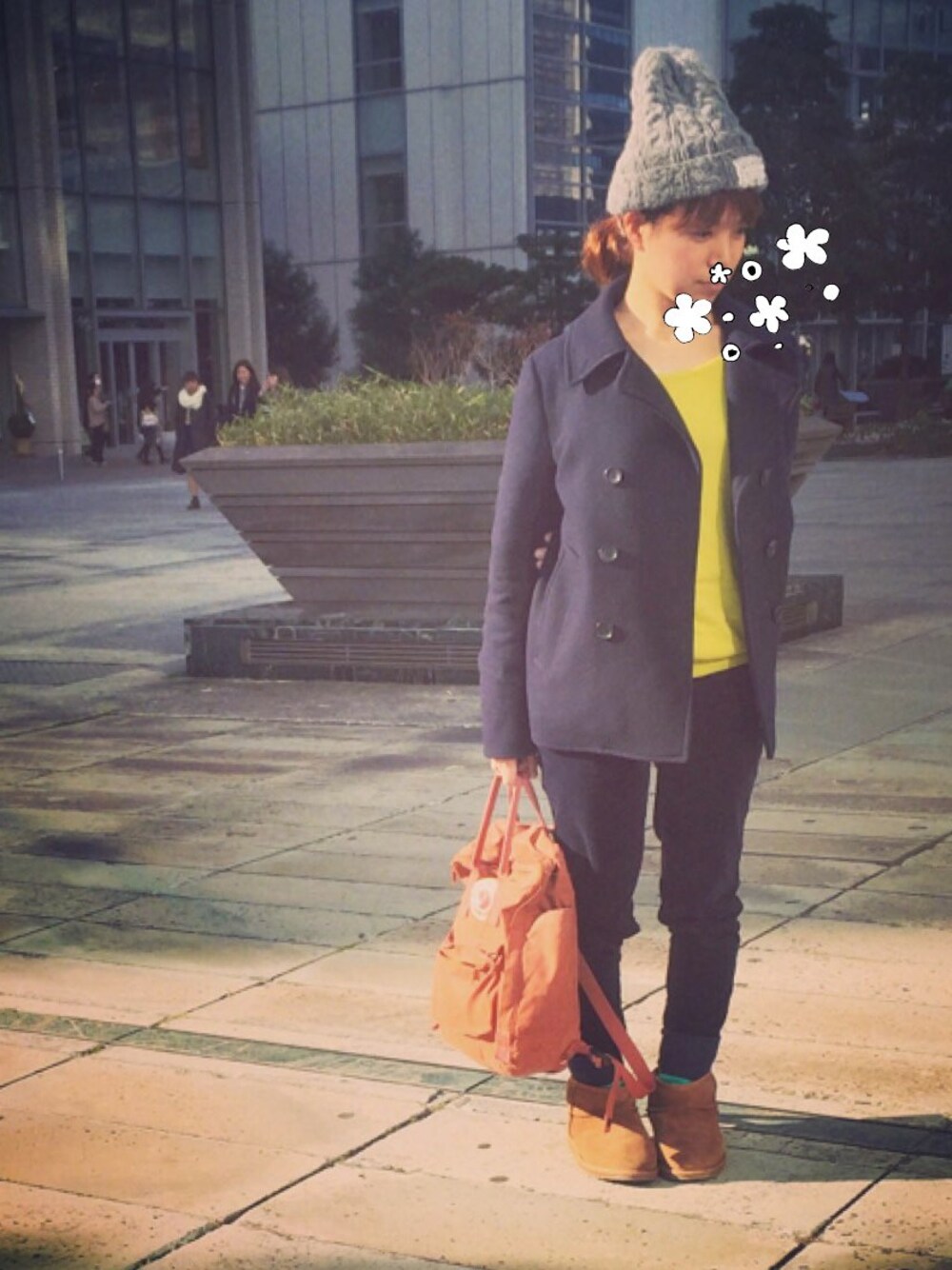 イエロー系のニット/セーター、ブルー系のその他パンツ、ブルー系のピーコートを着用したレディースの冬コーディネートの1枚目の写真