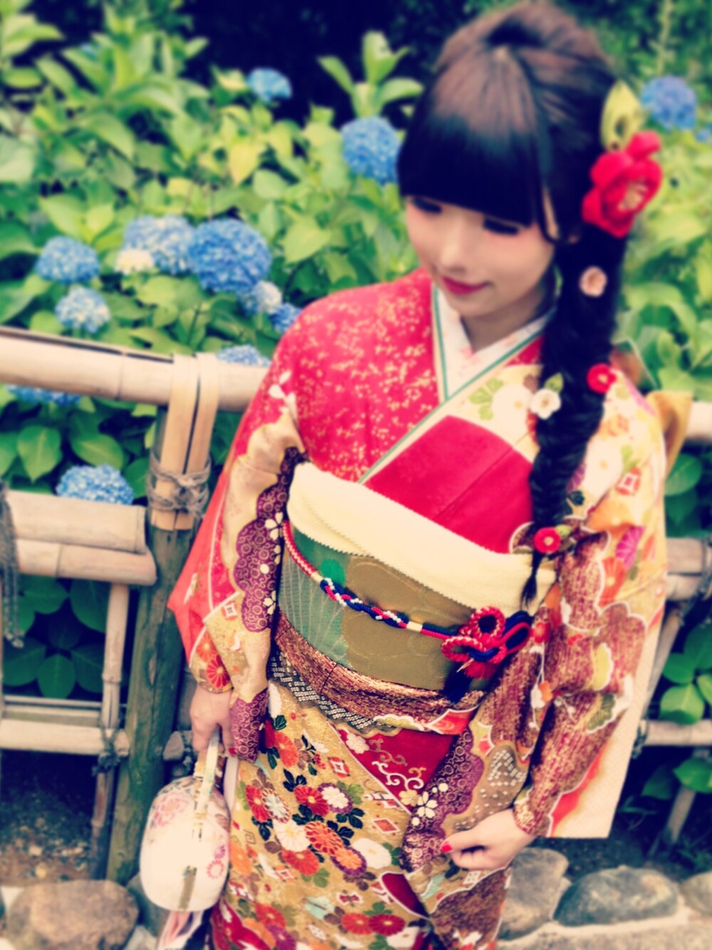 レッド系の浴衣を着用したレディースの冬コーディネートの1枚目の写真