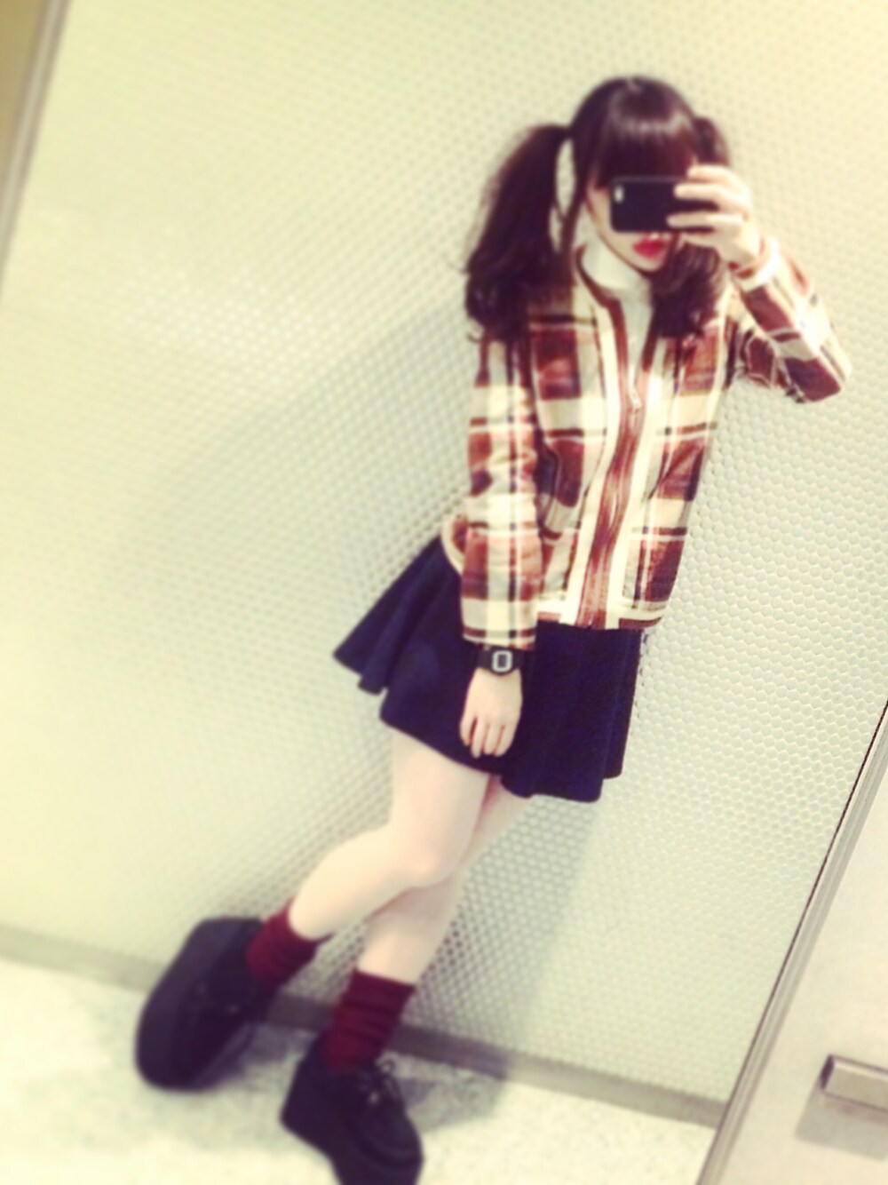 「靴下屋、A BATHING APE、G-SHOCK、サーキュラースカート、ブルゾン、ツインテール、merry jenny」｜「A BATHING APEのあったかい（ブルゾン、ブラウン系）」を使った、みけさん（レディース・156cm）の冬コーディネートの1枚目の写真