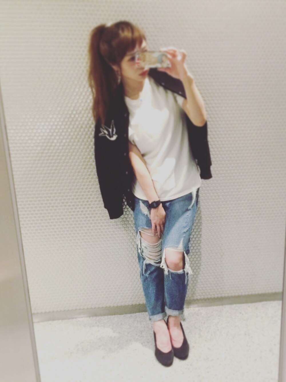 「ブラック、ブルゾン、白Tシャツ、デニム、秋のコーデ」｜「bonjour recordsのBonjour Girl Nuance Tee BIG Tee（Tシャツ/カットソー、ホワイト系）」を使った、みけさん（レディース・156cm）の秋コーディネートの1枚目の写真