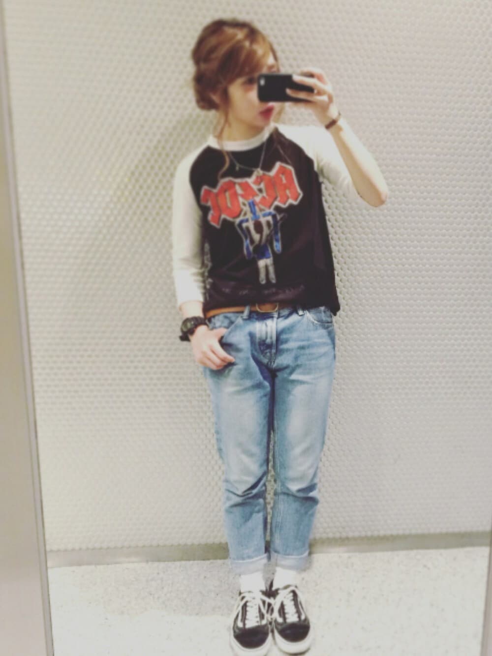 「カジュアルコーデ、スニーカーコーデ、ゆるコーデ、ラフ、デニム、VANS、oldskool、バントTシャツ、used」｜「🐄のアイテム（Tシャツ/カットソー、ブラック系）」を使った、みけさん（レディース・156cm）の夏コーディネートの1枚目の写真
