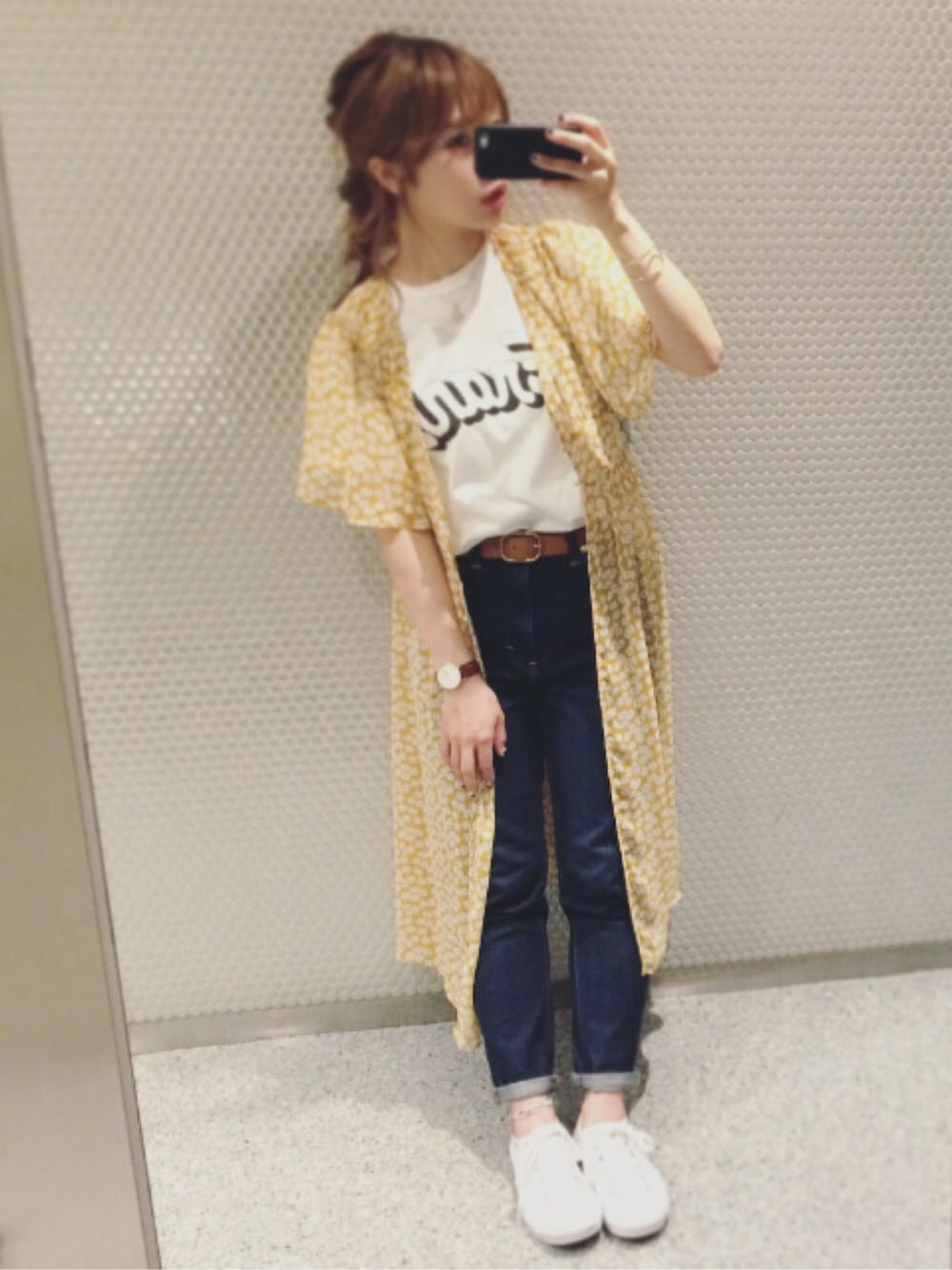 「夏コーデ、ゆるコーデ、カジュアルコーデ、デニム、ガウン、花柄、スニーカー、Tシャツ」｜「BEAMS Tの【予約】FRANK / 別注 WORD Tシャツ（Tシャツ/カットソー、ホワイト系）」を使った、みけさん（レディース・156cm）の夏コーディネートの1枚目の写真