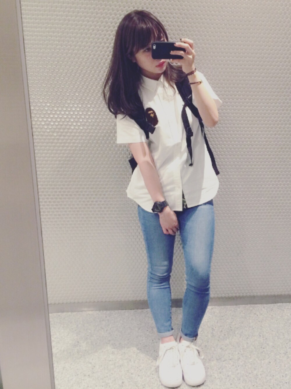 「カジュアル、ホワイト、デニム、シャツスタイル、白シャツ、NIKE」｜「A BATHING APEのLARGE APE HEAD OXFORD BD S/S SHIRT（シャツ/ブラウス、ホワイト系）」を使った、みけさん（レディース・156cm）の夏コーディネートの1枚目の写真