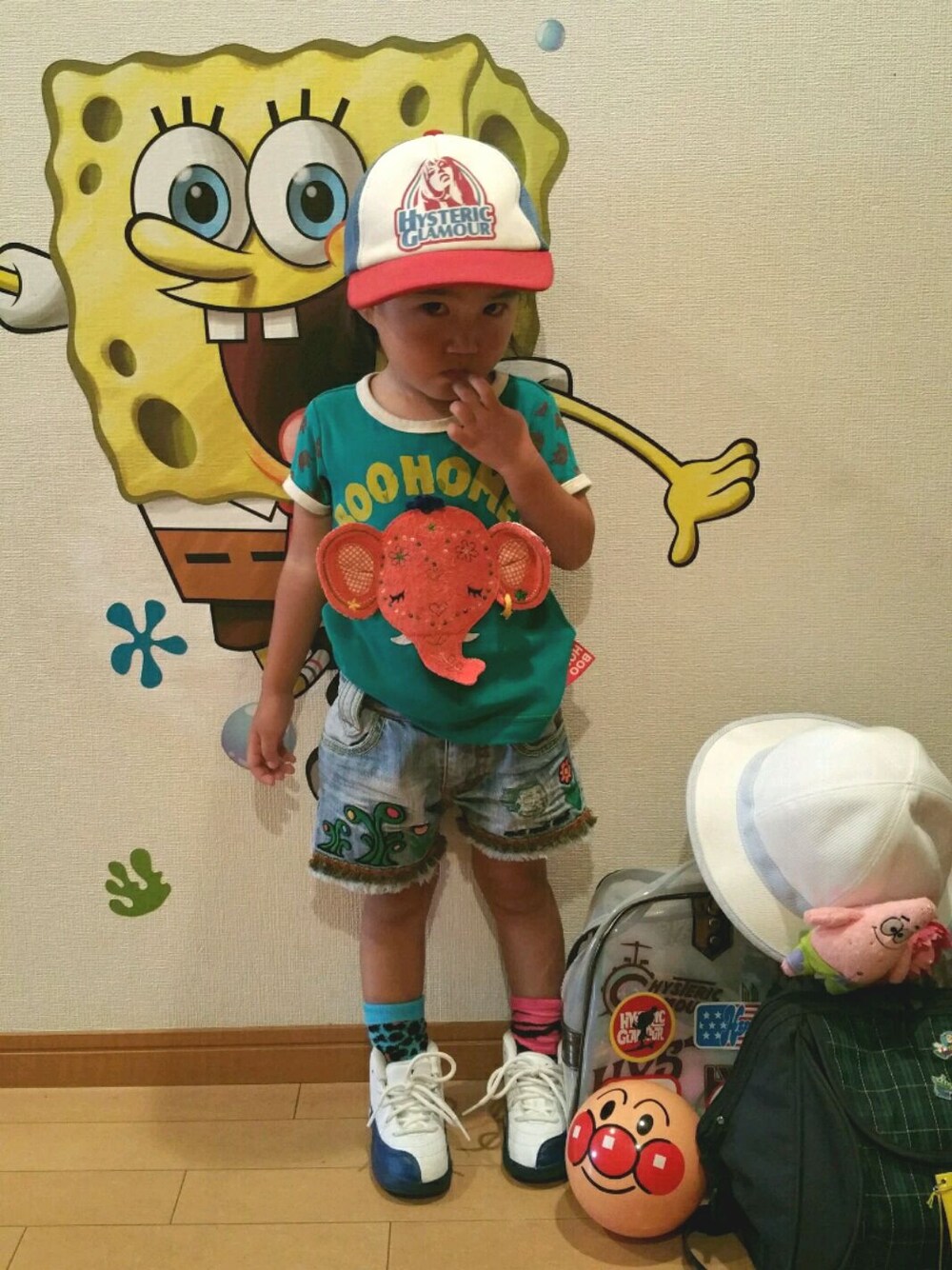 「カジュアル、夏、キャップ、Tシャツ、ブーフーウー、2歳、おんなのこ、キッズファッション」｜「JOEY HYSTERICのWOMEN AFLAME pt メッシュキャップ（キャップ、レッド系）」を使った、忘羨さん（キッズ・110cm）の夏コーディネートの1枚目の写真