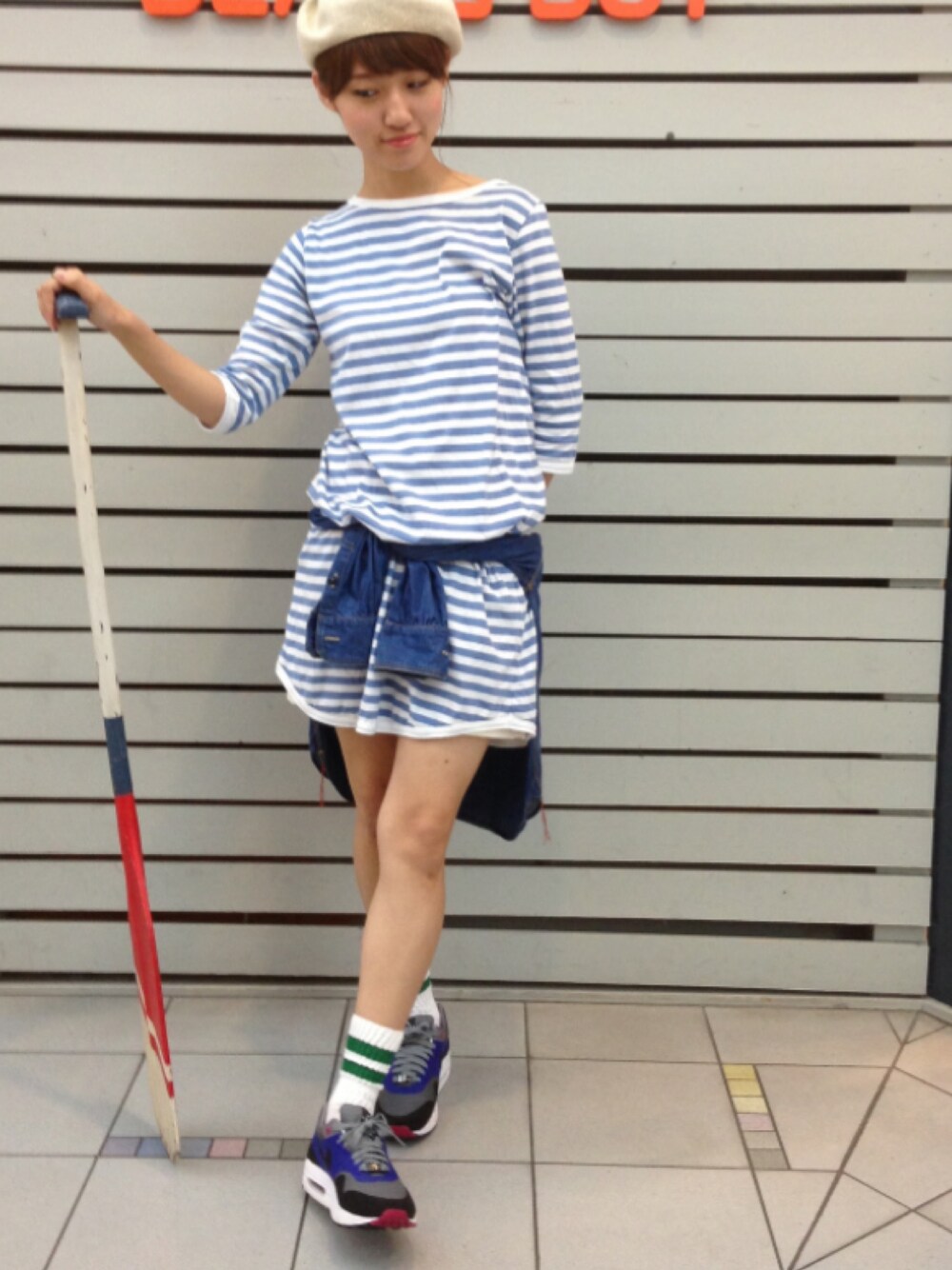 「NIKE、AIR MAX、ボーダーワンピース、スポーツmix、ラインソックス、腰巻きスタイル」｜「BEAMS BOYのBEAMS BOY / 1cmボーダー 7分袖ワンピース（ワンピース、ブルー系）」を使った、ウエノさん（レディース・162cm）の春コーディネートの1枚目の写真