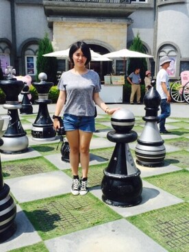 「one the storeのアイテム（Tシャツ/カットソー、シルバー系）」を使った、CheNNiさん（レディース）の秋コーディネート