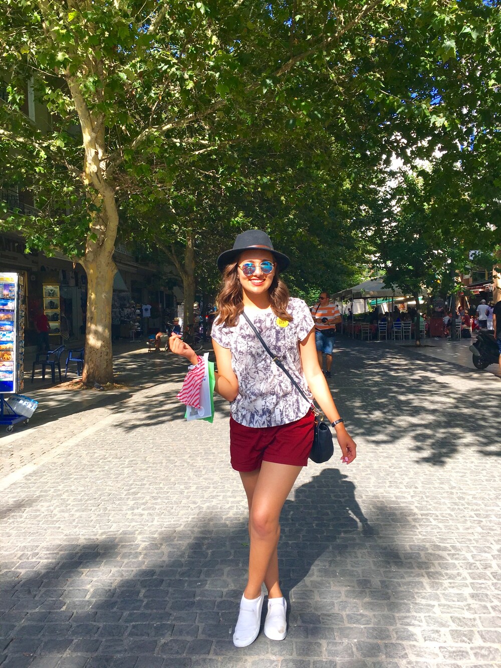 「sneakers_teenvogue」｜「H&Mのアイテム（シャツ/ブラウス、ブラック系）」を使った、Valeria Ceballosさん（レディース・170cm）の秋コーディネートの1枚目の写真