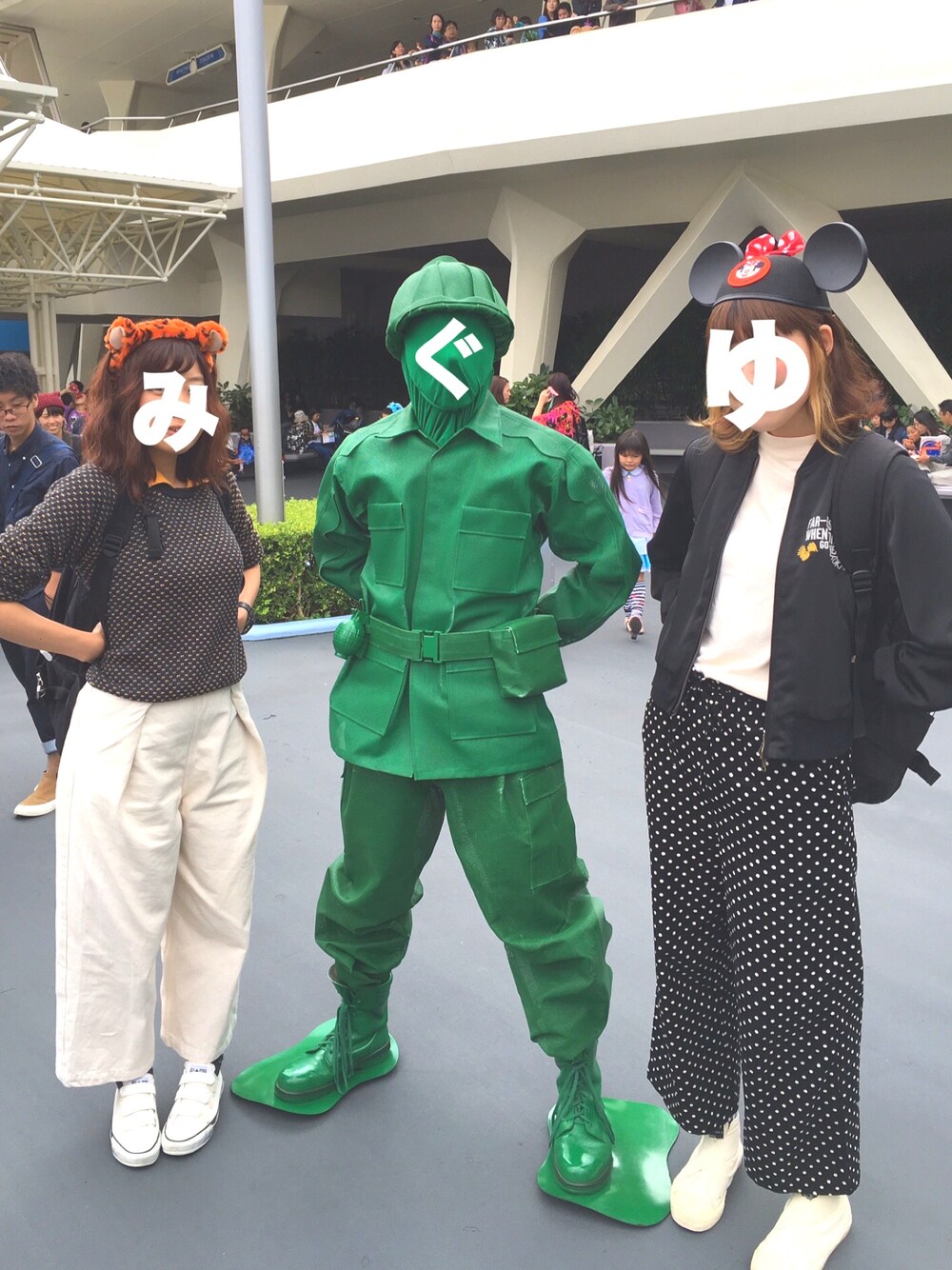 「ディズニーランド」｜「desney LANDのアイテム（ハット、ブラック系）」を使った、ゆさん（レディース・173cm）の秋コーディネートの1枚目の写真