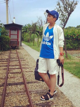 「adidas（アディダス）のアイテム（トップス、ブルー系）」を使った、L.Tさんの秋コーディネート