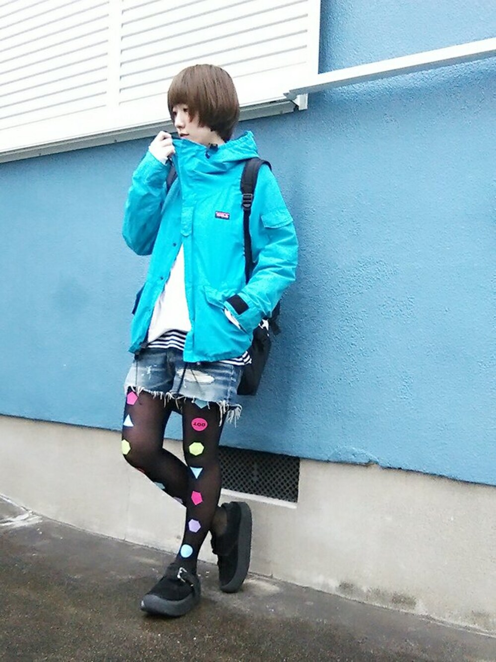 「マウンテンパーカー、柄タイツ、ショートパンツ、デニム」｜「RNAのアイテム（パンツ、ブルー系）」を使った、あゆみっくすさん（レディース・167cm）の冬コーディネートの1枚目の写真