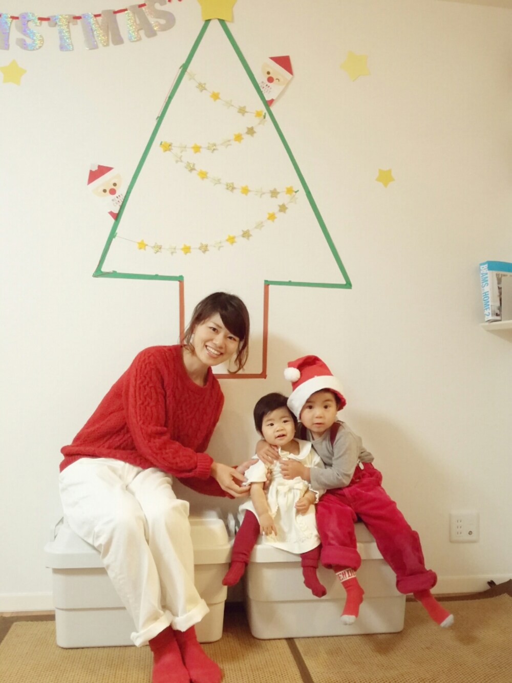 「白パンツ、オアスロウ、クリスマス、赤白、サンタクロース、赤ニット」｜「GLOBAL WORKの5ゲージアルパカコンケーブルプルオーバー/567407（ニット/セーター、レッド系）」を使った、kor さん（レディース・163cm）の秋コーディネートの1枚目の写真