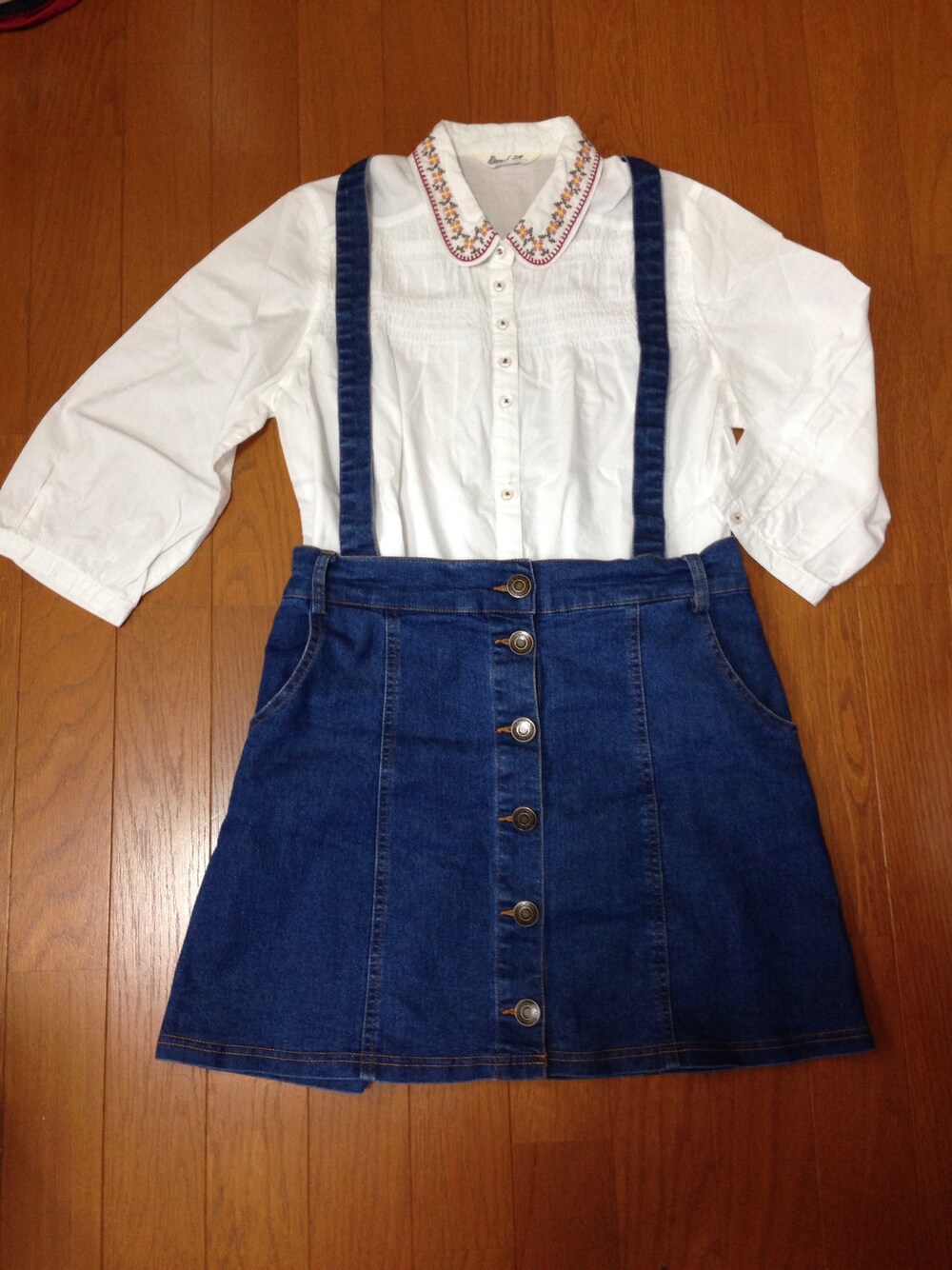 「デニム、夏、刺繍、デニムスカート、ひざ丈スカート、レトロ、ワイシャツ、刺繍シャツ、シロシャツ、夏コーデ」｜「刺繍入りワイシャツ（シャツ/ブラウス、ホワイト系）」を使った、りとるさん（レディース・148cm）の夏コーディネートの1枚目の写真