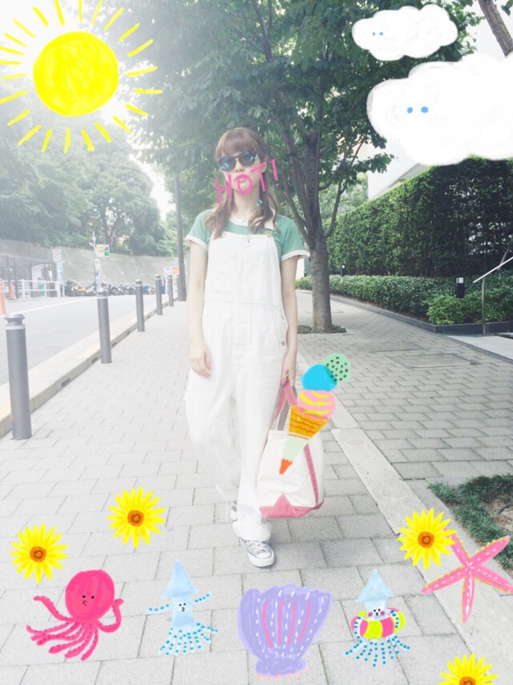 「WOMEN、白オーバーオール、オーバーオール、サロペット、RHRB、Tシャツ×デニム、l.l.bean、ayame、サングラススタイル、コンバース」｜「RHRBのアイテム（サロペット/オーバーオール、ホワイト系）」を使った、猪鼻ちひろさん（レディース・150cm）の夏コーディネートの1枚目の写真
