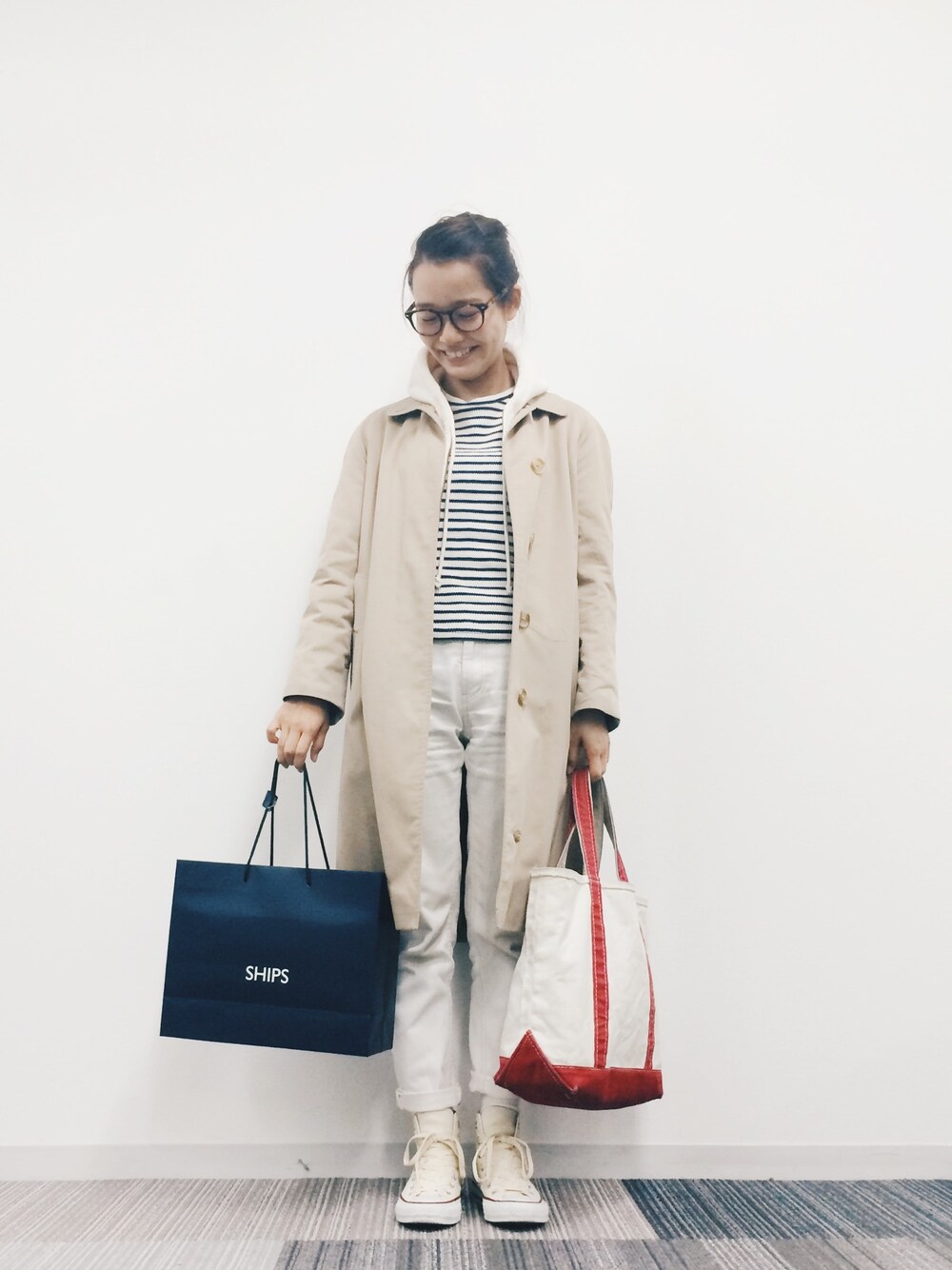 「トレンチコート、burberry、ホワイトパンツ、ボーダートップス、スニーカー、ハイカットスニーカー、お買い物、トートバッグ、パーカー、白パーカー」｜「BURBERRYのアイテム（トレンチコート、ベージュ系）」を使った、猪鼻ちひろさん（レディース・150cm）の秋コーディネートの1枚目の写真