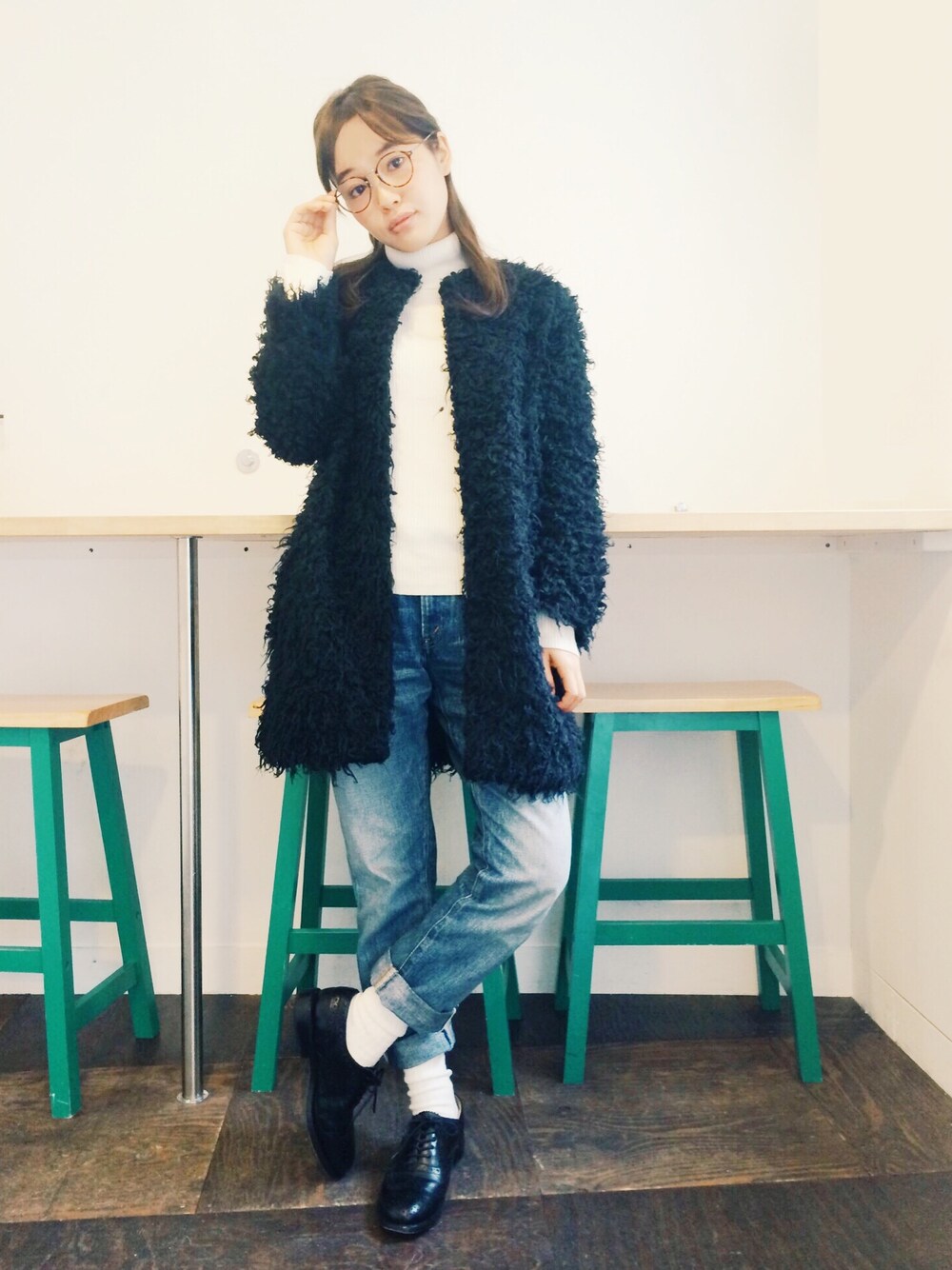 「inpaichthys kerri、GAP、gap kids、デニム、ホワイトニット、もこもこ、ドレスシューズ、靴下、タートルネックニット、眼鏡」｜「Inpaichthys kerriのアイテム（ノーカラージャケット、ブラック系）」を使った、猪鼻ちひろさん（レディース・150cm）の秋コーディネートの1枚目の写真