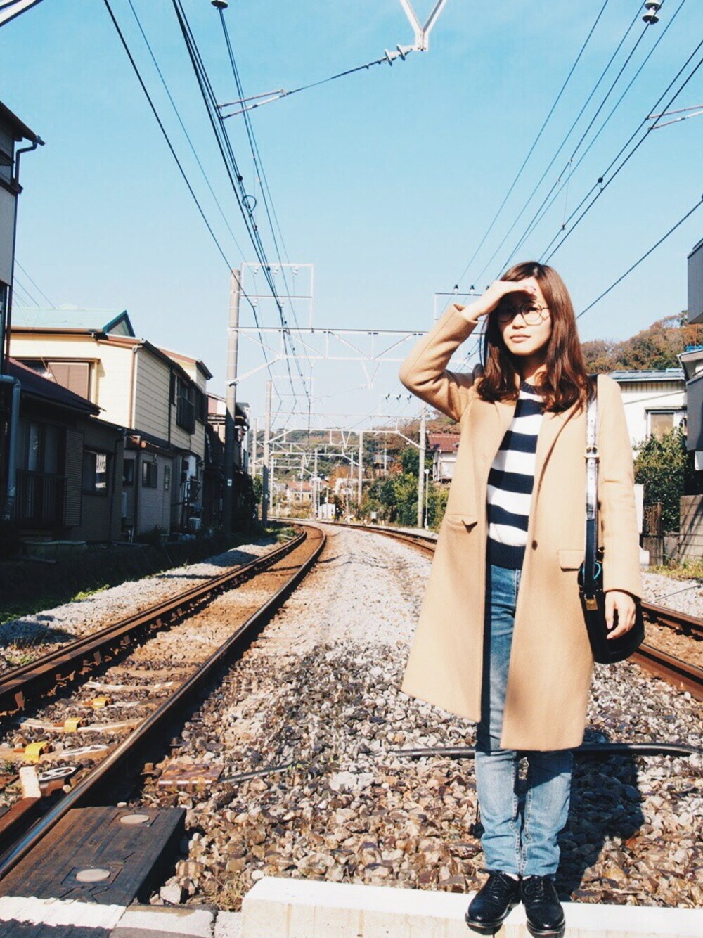 「チェスターコート、CAMINANDO、SHIPS、cheap monday、デニム、ボーダーニット、ベージュ×ネイビー、CELINE、めがね、鎌倉」｜「Inpaichthys kerriのアイテム（チェスターコート、ベージュ系）」を使った、猪鼻ちひろさん（レディース・150cm）の秋コーディネートの1枚目の写真
