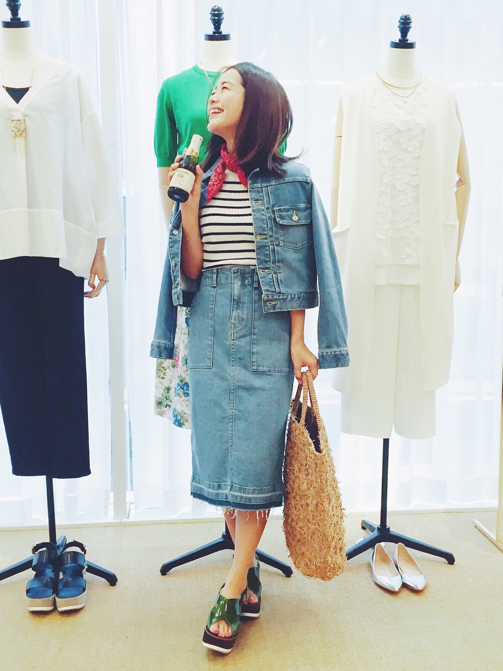 「NOLLEY'S」｜「NOLLEY’Sのアイテム（デニムジャケット、ブルー系）」を使った、猪鼻ちひろさん（レディース・150cm）の冬コーディネートの1枚目の写真